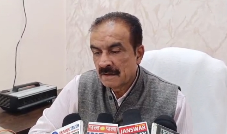 सीएमएचओ को भेंट किए नकली नोट और सोने के सिक्के